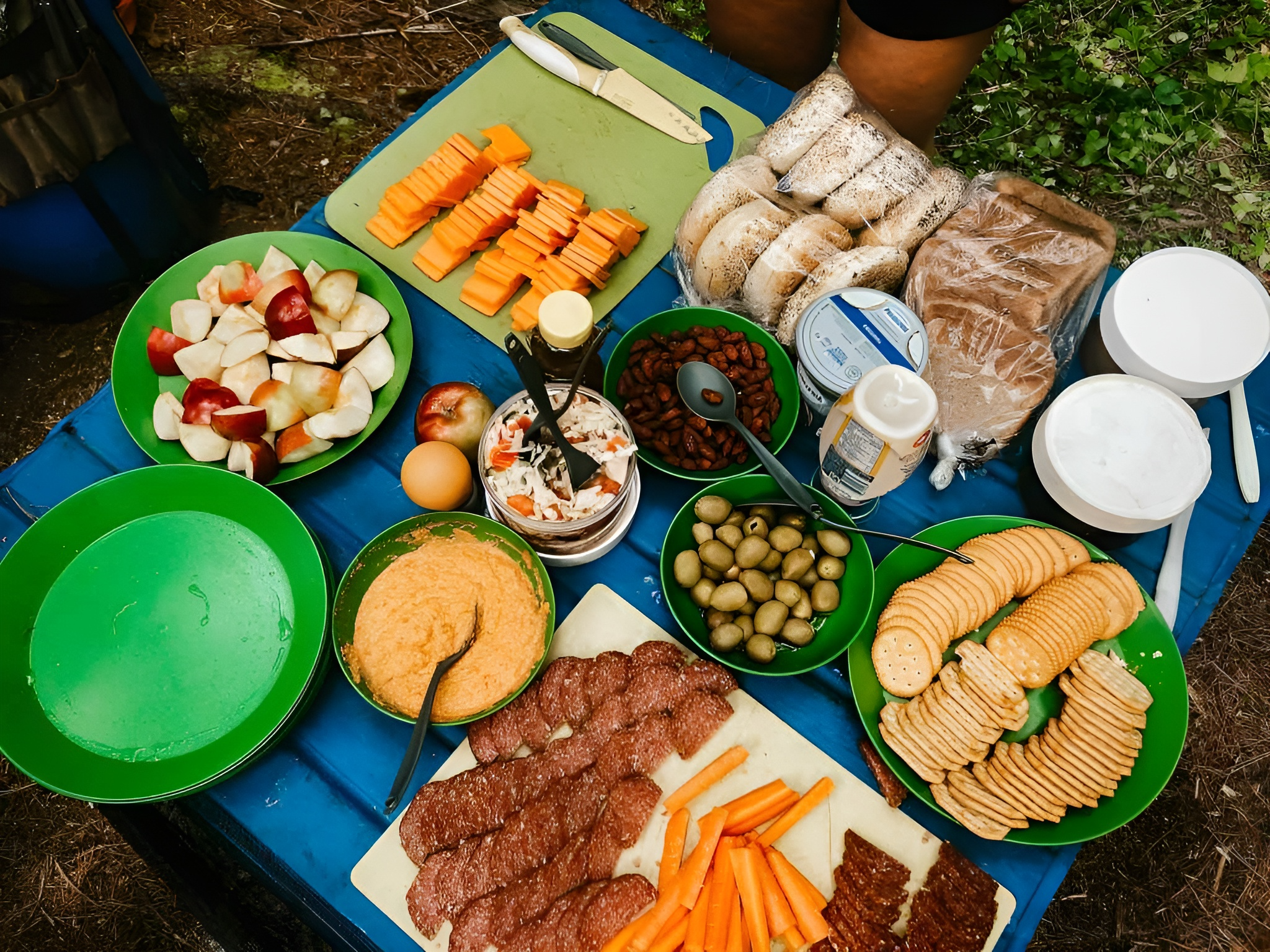 Hiking-Food-Ideas-Snacking.png