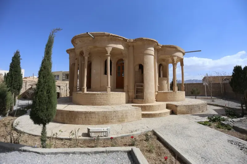 عمارت کلاه فرنگی آباده - تصویر 1