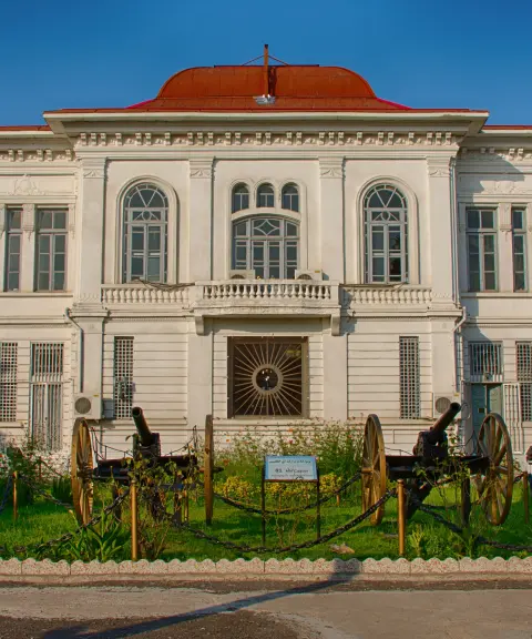 کاخ میان پشته، گیلان