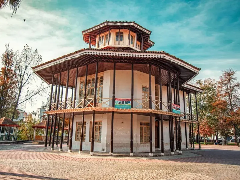 عمارت کلاه‌ فرنگی رشت - تصویر 1