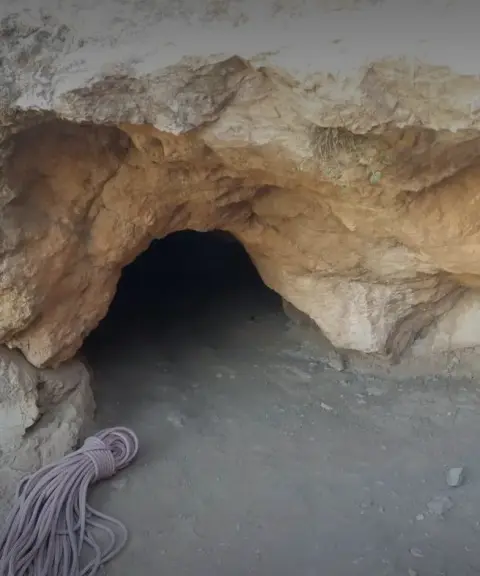 غار میرزا، کرمان