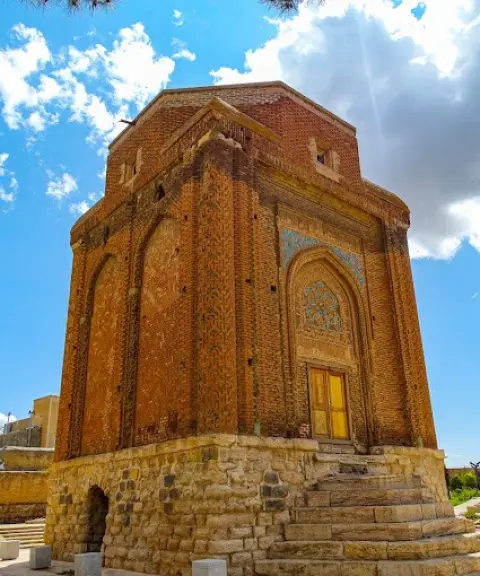 گنبد سرخ، آذربایجان شرقی