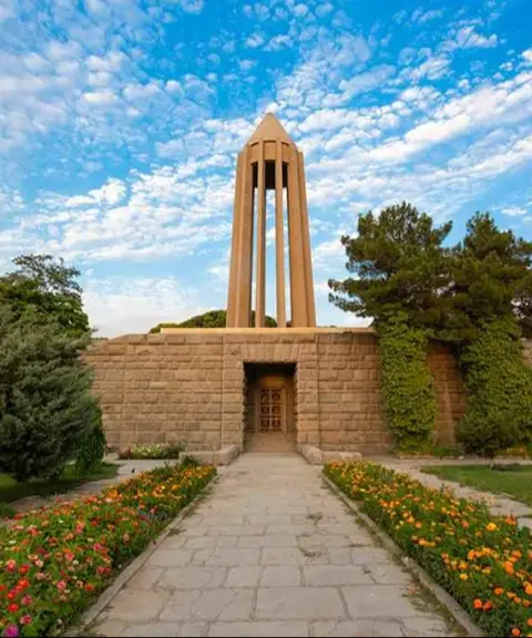 آرامگاه بوعلی‌سینا، همدان