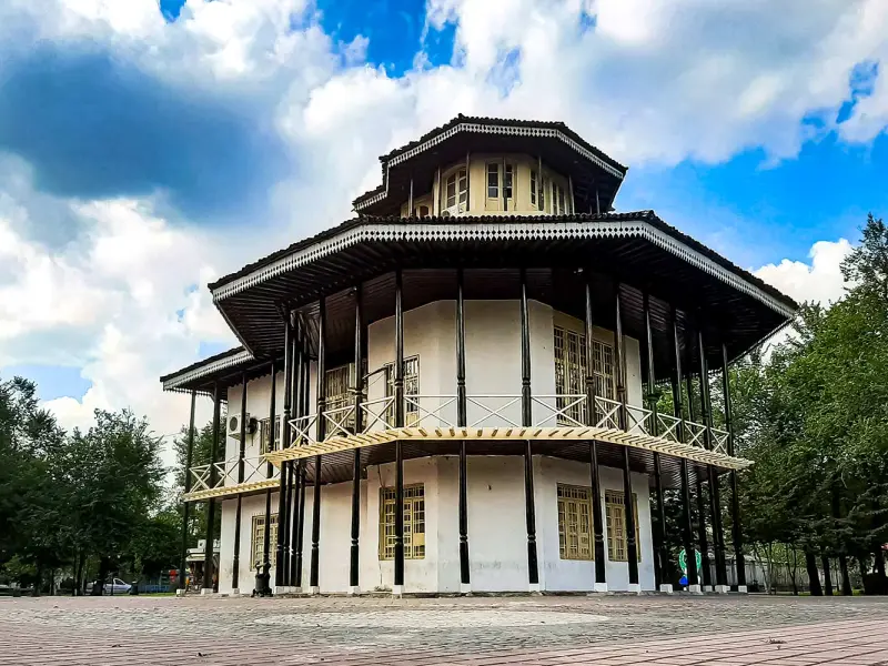 عمارت کلاه‌ فرنگی رشت - تصویر 2